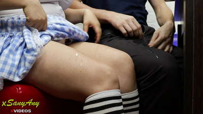 অল্পবয়সী স্কুলছাত্রী হোমওয়ার্ক-xsanyAny-এ সহপাঠীর কাছে ঝাঁকুনি দিচ্ছে